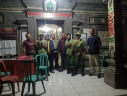 Kapolsek Sidemen Cek Gudang Logistik Penyelenggara Pemungutan Suara di Desa, Pastikan Logistik Pemilu Dalam Keadaan Aman.