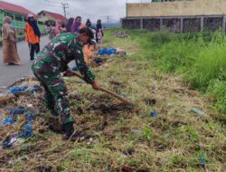 Peduli Kebersihan: Babinsa Koramil 06/Bukit Motori Gotong Royong Desa.