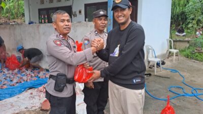 Sambut Hari Raya Galungan dan Kuningan, Kapolres Tabanan Bagikan Daging Babi Kepada Personel Polres Tabanan