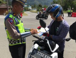 Satlantas Polres Aceh Tengah Bagikan Buku Tertib Berlalulintas Pada Pengguna Jalan