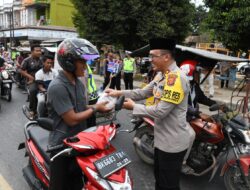 Polres Aceh Timur Bagikan 500 Takjil Buka Puasa Kepada Pengguna Jalan