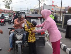 Peringati Hut Yayasan Keumala Bhayangkari Ke 44, Ketua Bhayangkari Cabang Aceh Tengah Bagikan Ratusan Takjil ke Pengguna Jalan