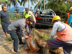 Kapolsek Rendang Pimpin Anggota Bersama Warga Atensi Pohon Tumbang Akibat Hujan dan Angin Kencang