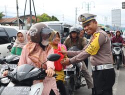 Ramadhan Berkah, Kapolres dan Ketua Bhayangkari Cabang Aceh Tengah berbagi takjil kepada pengendara