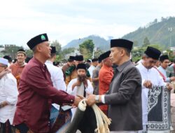 Kapolres Aceh Tengah Laksanakan Sholat ied di Lapangan Muara Alun Kabupaten Setempat