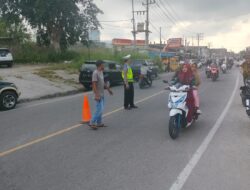 Personel Polres Bener Meriah Laksanakan Pengamanan Dan Pengaturan Arus Lalulintas Di Pos Pam Operasi Ketupat Seulawah 2024