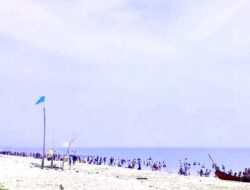 Pantai Ujong Blang Dipadati Pengunjung Pada Hari Lebaran