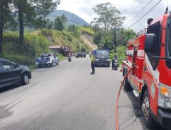 Bahayakan Pengguna Jalan, Polisi Aceh Tengah Sigap Bersihkan Pasir Berserakan di Jalan Raya