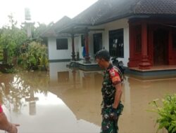 Debit Air Meningkat Akibat Hujan dengan Intensitas Tinggi, Berdampak Menggenangi Halaman Rumah Warga Hingga Longsor