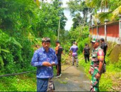 Babinsa Penyaringan Sertu Nyoman Agus Mahendra Berikan Pendampingan Peninjauan Tanah Longsor oleh Kabid Penanggulangan Bencana BPBD Kab. Jembrana