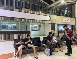 Cegah Gangguan Kamtibmas, Polisi Berseragam Lengkap Sisir Bandara Soetta