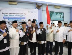 KAPOLDA KEPRI LEPAS JAMAAH HAJI KLOTER 1 BERSAMA GUBERNUR KEPRI SERTA PIMPINAN INSTANSI TERKAIT