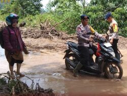 Brimob Aceh Terjun ke Lokasi Longsor dan Bersihkan Sisa Banjir