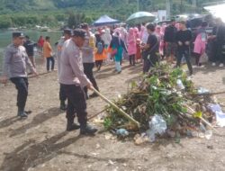Polres Aceh Tengah Bersama Instansi terkait Bahu Membahu Bersihkan Sampah di Pinggiran Danau Lut Tawar
