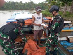 Dalam Rangka Menciptakan Rasa Aman, TNI Satgas Yonif 407/PK Laksanakan Swiping Periksa Kapal dan Muatan