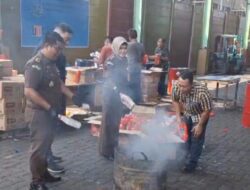 Diproduksi Dan Diedarkan Tanpa Memenuhi Spesifikasi Teknis SNI, Kejaksaan Negeri Kota Pekalongan Musnahkan Barang Bukti Oli Sebanyak 1.190 Liter