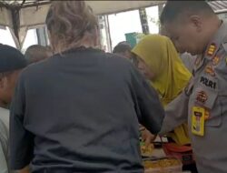 POLSEK JASINGA AJAK WARGA MAKAN GRATIS DALAM RANGKA JUMAT BERKAH