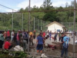 Warga Kampung PantanNangka Melakukan Gotong Royong cor Lapangan Volly.