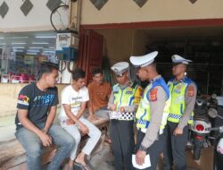 Minimalisir Laka Lantas, Satlantas Polres Aceh Tengah Terus Edukasi Masyarakat Disertai Pembagian Brosur Himbaun