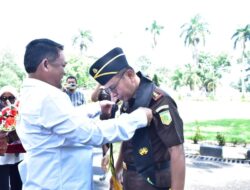 Pj. Bupati Asra Sambut Kajari Aceh Tamiang Dengan Pantung Dan Tepung Tawar.