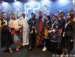 Indonesia Fashion Parade Dengan Tema Mengangkat Batik Indonesia TA. 2024