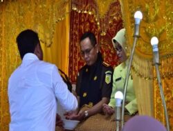 Pj. Bupati Asra, Sambut Kajari Aceh Tamiang Dr. Yudhi Syufriadi, SH, MH, Secara Adat