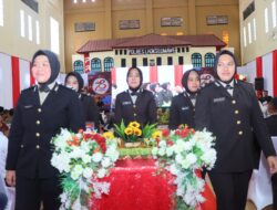 Gelar Syukuran Hari Bhayangkara ke 78, Polres Lhokseumawe Potong Tumpeng dan Berikan Penghargaan Kepada Personil