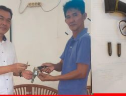 Penuh Kesadaran Warga melalui Kepala Desa Ulak Segelung serahkan Senjata Api Rakitan ke Polsek Indralaya