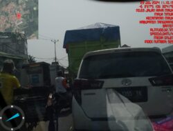 Bebas Lalu Lalang, Truk Tanah Semakin Tak Terkendali Dump truk golongan IV yang bermuatan Jalan Raya Mauk Pakuhaji-Sepatan