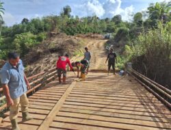 Babinsa Koramil 03/ Pegasing Bersama Warga Perbaiki Jembatan