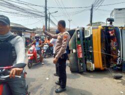 Unit Lantas Polsek Neglasari lakukan Pengaturan Lalu Lintas dan Bantu Evakuasi Truk Sampah Yang Terguling