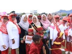 Pj. Ketua TP-PKK dan Bunda PAUD Bener Meriah melepas peserta Karnaval tingkat TK se-Kecamatan Wih Pesam