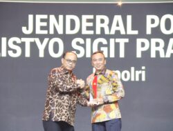 Kapolri Raih Penghargaan Extraordinary Dedication of Patriotism