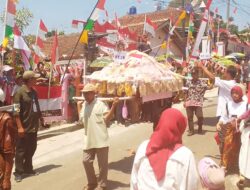 Meriah kan Pawai karnaval HUT RI Ke 79,RT 28 RW 04 Desa ponggang, sangat Kreatif Meriah Dan penuh kreativitas.