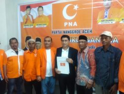 Edy Zulkifli Ketua Partai PNA Bener Meriah Serahkan SK Dukungan Kepada Pasangan Mohd Amin Dan Ridwan MT