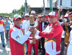 Pelajar dan Masyarakat Antusias Menyambut Kirab Obor Api PON XXI Aceh-Sumut di Bener Meriah.