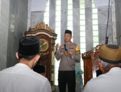 Dzuhur Berjamaah, Kapolres Serahkan Bantuan Sembako dan Renovasi Masjid di Pondok Arum Tangerang