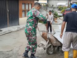 Sebagai Bentuk Kepedulian TNI, Babinsa Bantu Cor Lantai Rumah Warga