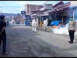 Brantas Sarang Nyamuk, Babinsa Tawar Sedenge Dampingi Petugas Fogging.