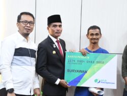 Penyerahan Kartu BPJS Ketenagakerjaan Oleh PJ Walikota Langsa.