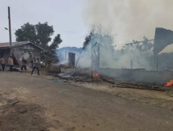 Polisi Bersama TNI Dan Warga Bantu Damkar Padamkan Kebakaran Rumah Di Kampung Wih Nongkal