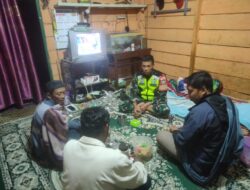 Sambil Nikmati Kopi, Babinsa Melaksanakan Komsos Bersama Warga