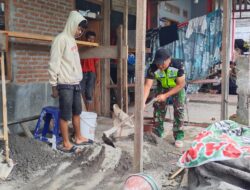 Bantu Aduk Campuran Semen, Babinsa Ringankan Beban Warga Binaan