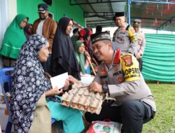 Jumat Barokah, Kapolres Aceh Tengah Serahkan 20 Paket Sembako Dan 1 Unit Rumah Layak Huni Pada Warga Simpang Kelaping Kurang Mampu