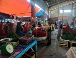 Pantau Situasi Pasar Tradisional, Babinsa Komsos Dengan Pembeli Dan Pedagang