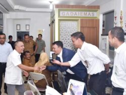 Sambangi Bank Aceh Bener Meriah, Pj. Bupati Mohd Tanwier harap Syiah Utama mesidah miliki kantor kas.