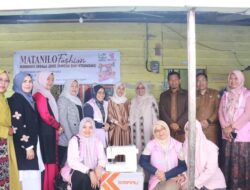Pj. Ketua TP-PKK Bener Meriah Yanna Syamsuddin Serahkan Bantuan Usaha Untuk Kelompok Matanilo Fashion.