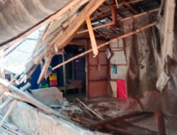 Miris Sekali Rumah Warga Desa Pasir Ampo Ambruk/Roboh. Pemerintah Desa Seakan Tutup Mata