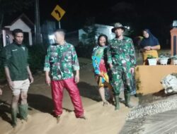 Cepat Tanggap, Anggota Koramil 08/ Silih Nara Turun Ke Lapangan Bantu Musibah Banjir