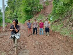 Polisi Dan Warga Gotong Royong Bersihkan Material Tanah Longsor Yang Menutupi Badan Jalan